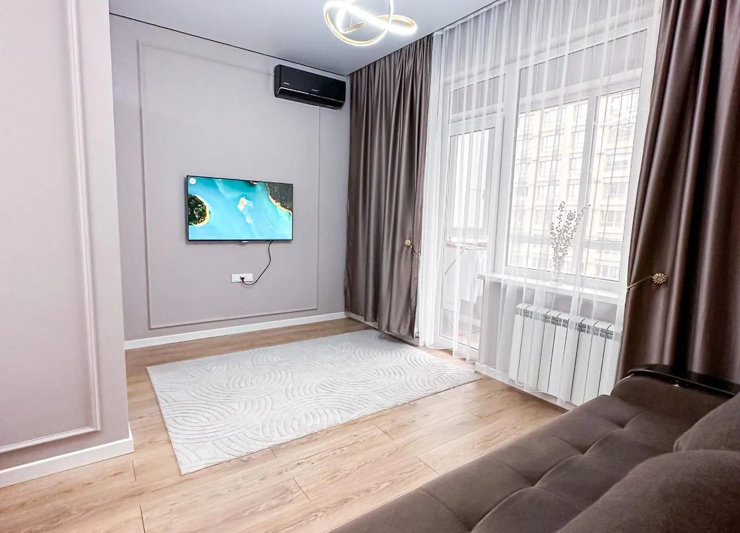 Стильная Студия С Изолированной Спальней Almatý Apartamento